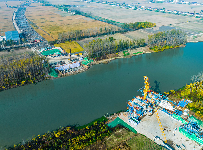 3、跨通榆河特大橋東主墩下部結(jié)構(gòu)施工結(jié)束，并完成制箱梁節(jié)段2個(gè)；西主墩樁基全部完成，即將開始承臺(tái)施工.jpg